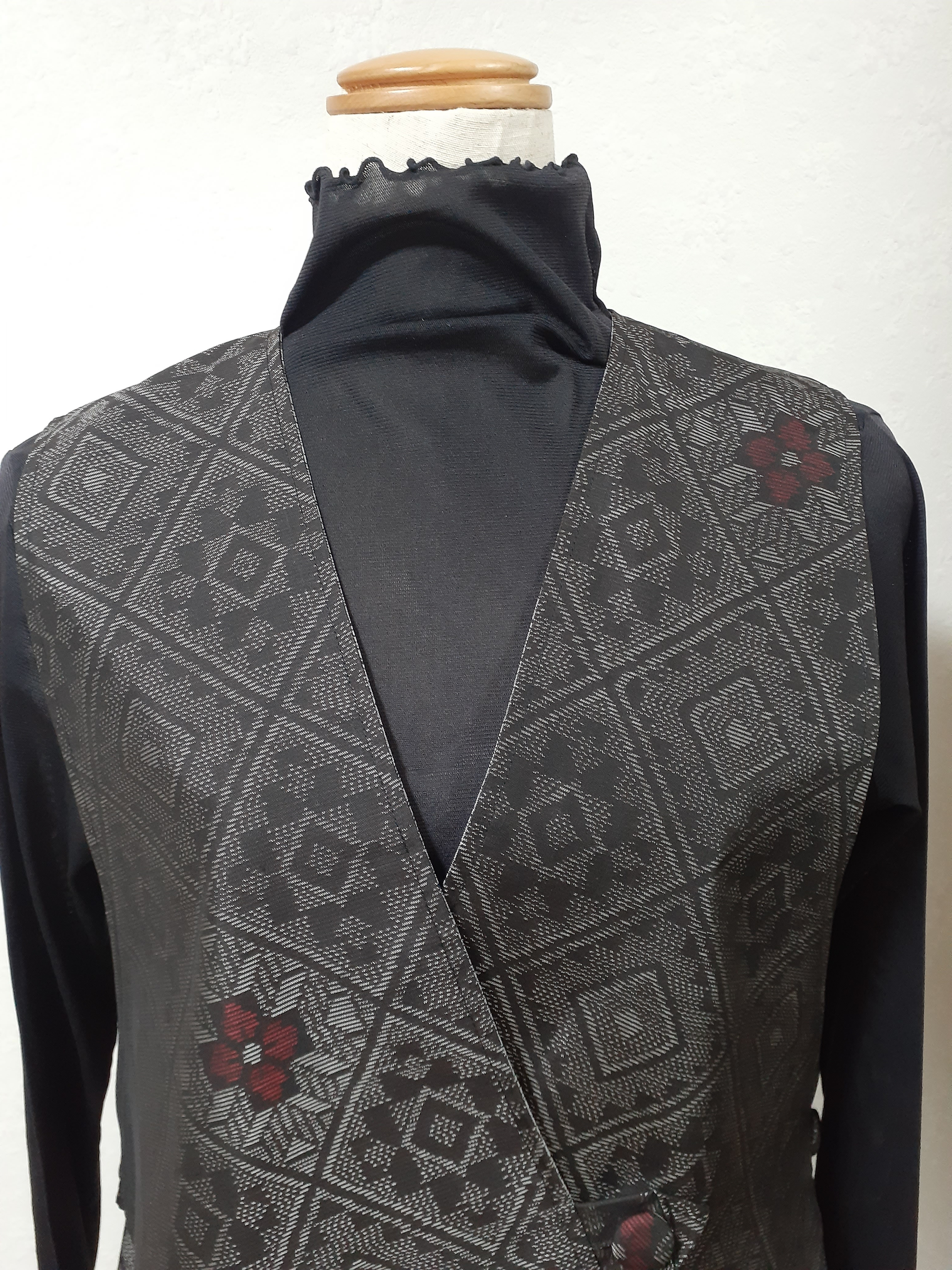 一点もの大島紬、村山大島のリバーシブルベスト