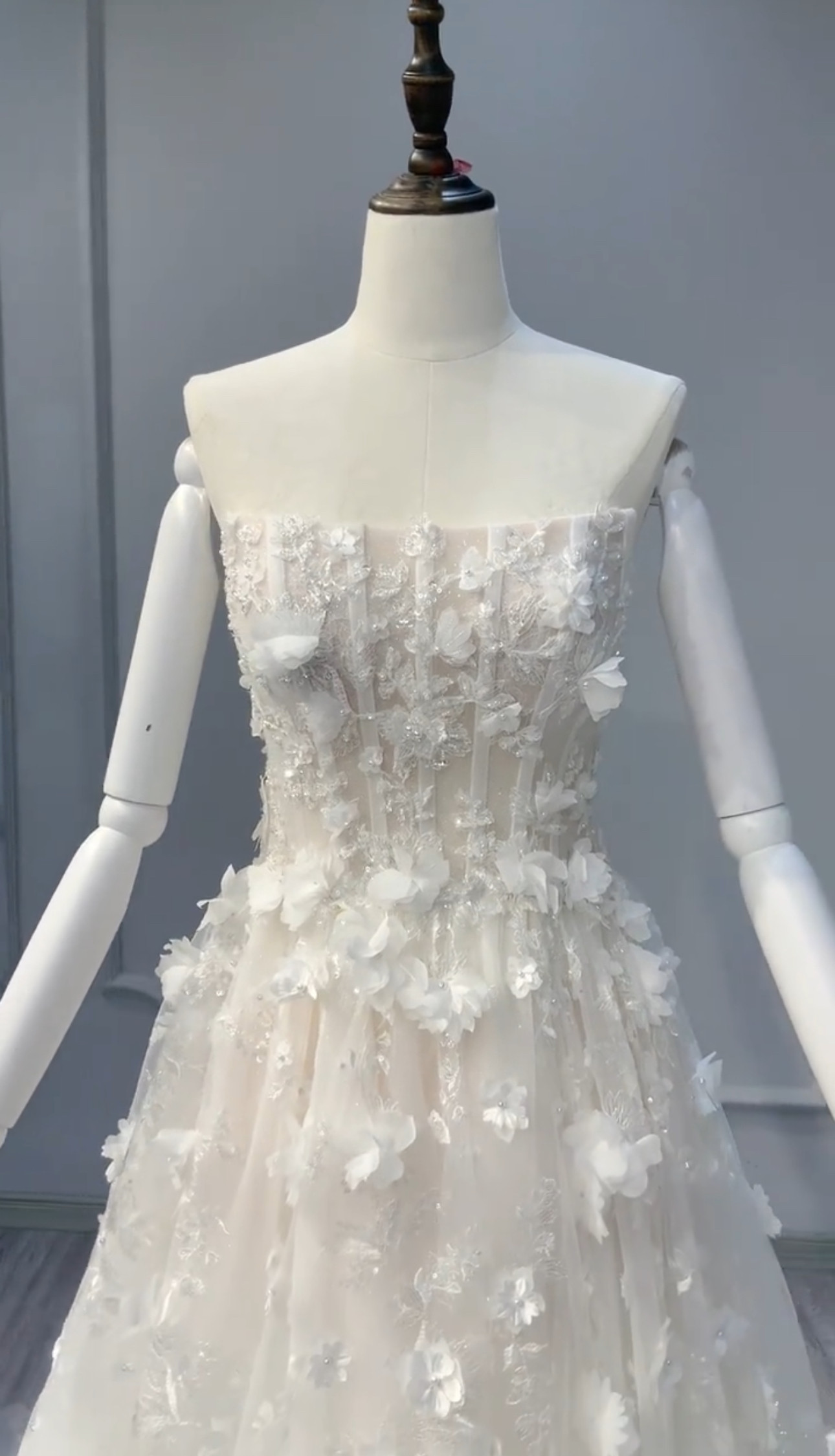 躊躇しない　美品　白　パーティードレス　人気　小花レース　立体的に花かざり　可愛いドレス　音楽会演奏会成人式卒業式結婚式