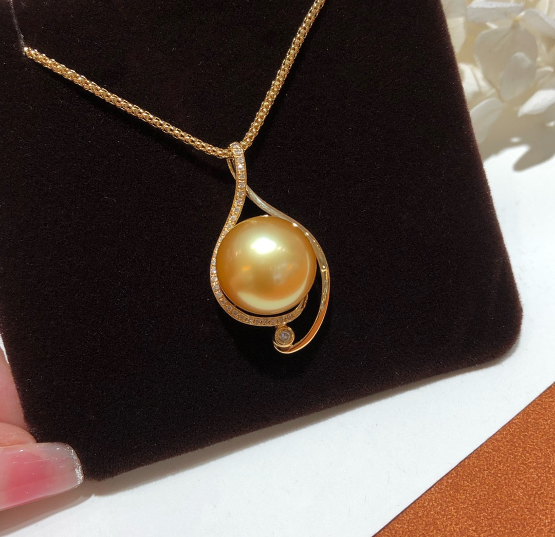 【高級】南洋真珠　ダイヤモンド付きペンダントトップk18