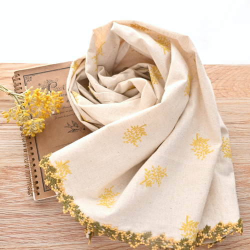 ミナペルホネン刺繍チャーム付きストール
