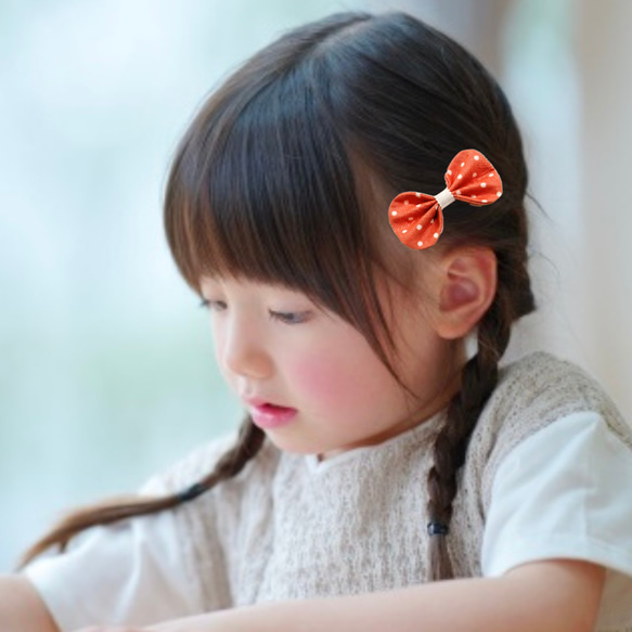millet field 大きめまぁるいリボンのヘアクリップ(コーラルオレンジにドット柄)ベビー&キッズ　春色 6枚目の画像