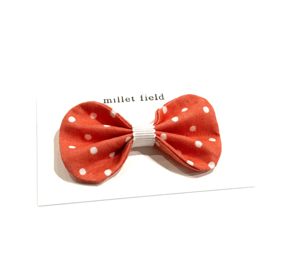 millet field 大きめまぁるいリボンのヘアクリップ(コーラルオレンジにドット柄)ベビー&キッズ　春色 1枚目の画像