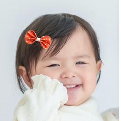 millet field 大きめまぁるいリボンのヘアクリップ(コーラルオレンジにドット柄)ベビー&キッズ　春色 5枚目の画像