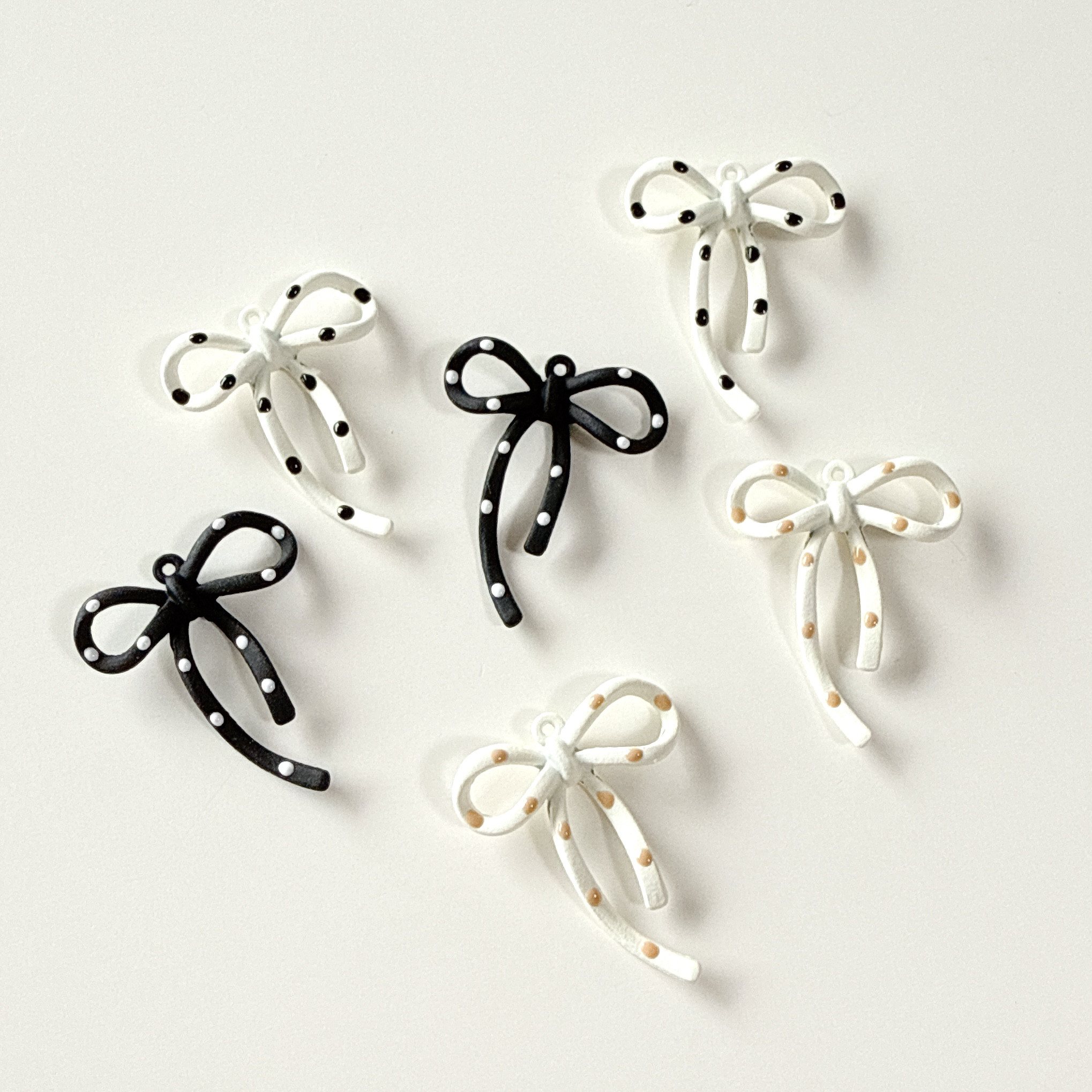 メグチャームパーツ リボン カン付き【2pcs】ドットリボンチャーム 約21×26mm 水玉 りぼん