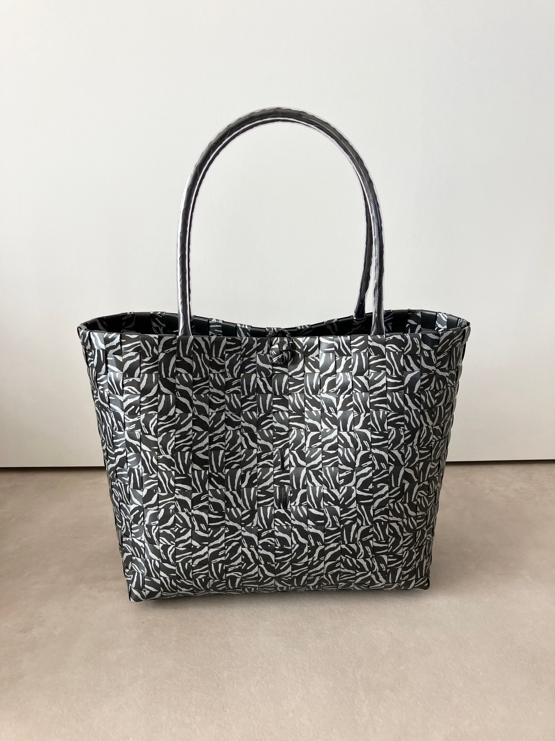 【新柄新作】柄を楽しむブラック/グレートート(Mサイズ)