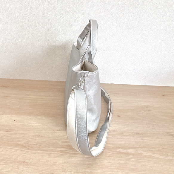 ＼大人気／軽くて撥水エコレザーと帆布の2wayオーバルトートバッグ【シルバー】梅雨対策2025 9枚目の画像