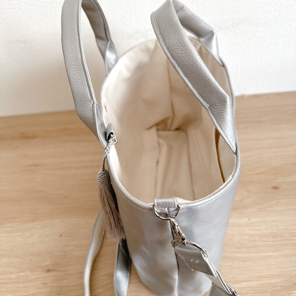 ＼大人気／軽くて撥水エコレザーと帆布の2wayオーバルトートバッグ【シルバー】梅雨対策2025 12枚目の画像