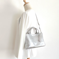 ＼大人気／軽くて撥水エコレザーと帆布の2wayオーバルトートバッグ【シルバー】梅雨対策2025 6枚目の画像