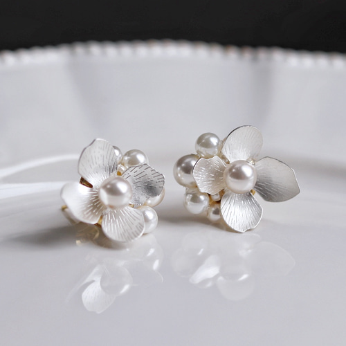 お呼ばれにも◎3日以内発送＊ミニ・白銀フラワーピアス(イヤリング