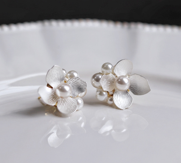 お呼ばれにも◎3日以内発送＊ミニ・白銀フラワーピアス(イヤリング