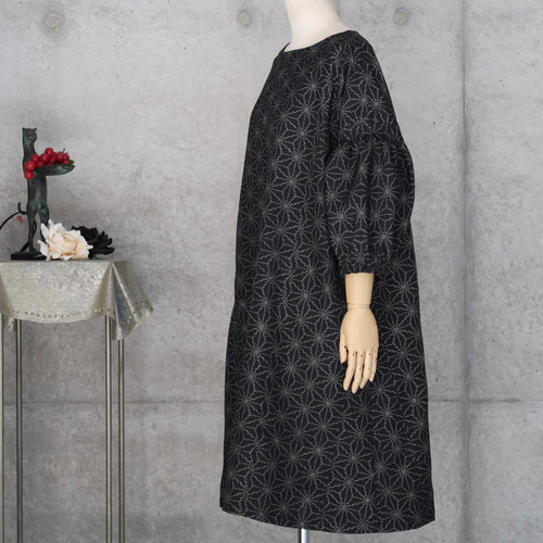 着物リメイクワンピース　紬麻の葉柄 着物リメイク パフ袖 紬のワンピース L〜 黒 フリーサイズ 麻の葉模様