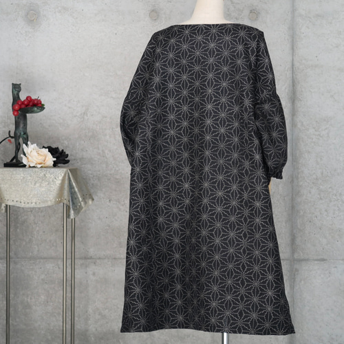 着物リメイク　(絹)黒い長袖ワンピース 大島紬】クラシカルワンピース(長袖)*貴婦人風〈グレー系・風景