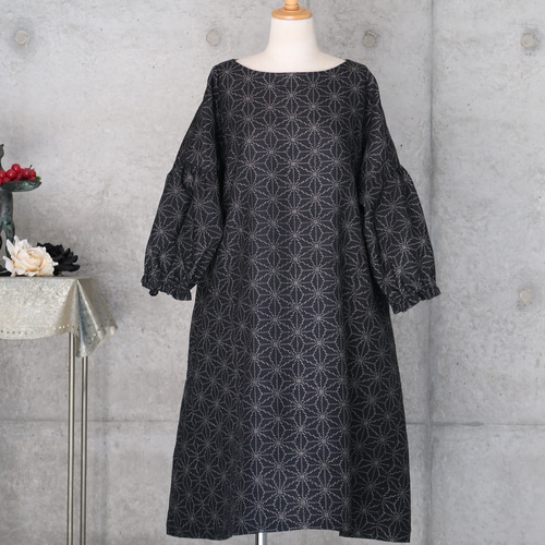 着物リメイク パフ袖 紬のワンピース L〜 黒 フリーサイズ 麻の葉模様