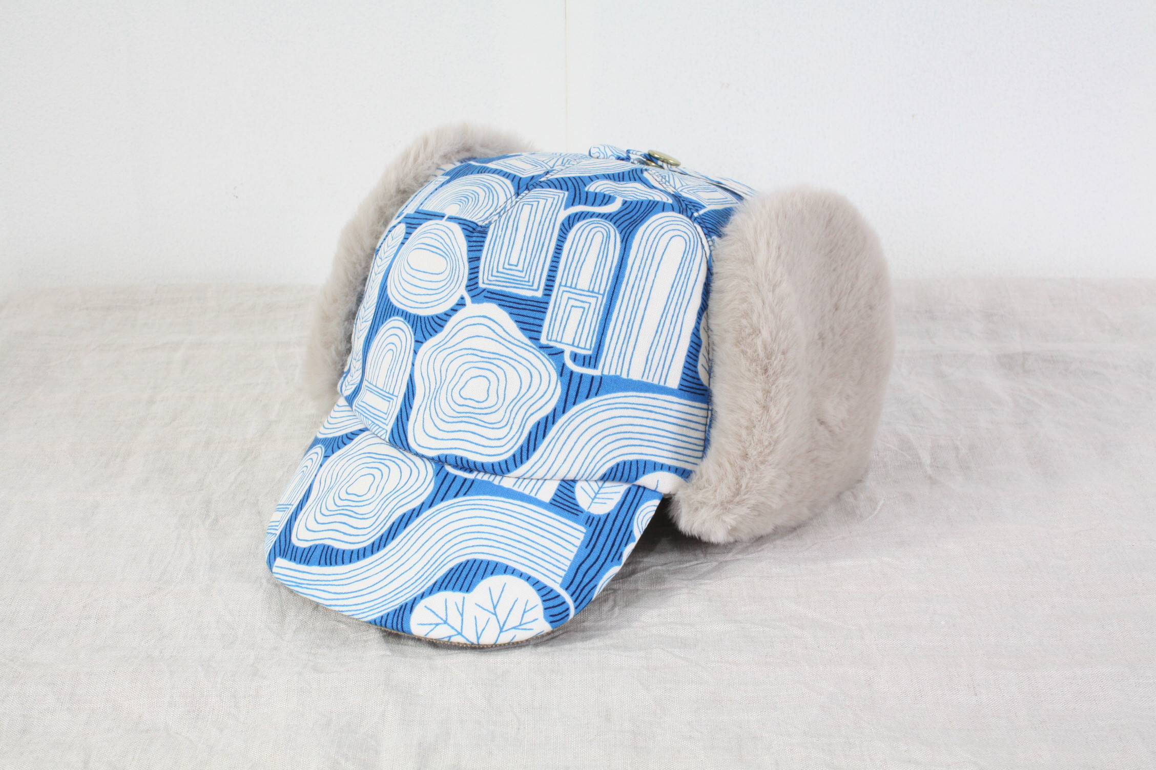 ファーでふわふわあたたかい！うねうね線画の幾何学北欧柄のパイロットキャップ<ブルー>　秋冬　ファッション