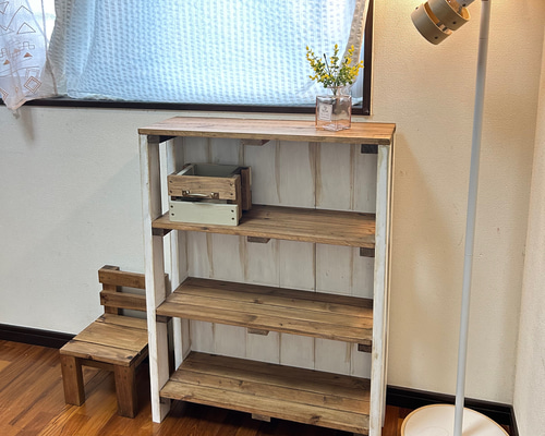 アンティーク風ラック 背板付き シャビーホワイト 棚・シェルフ