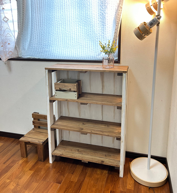 ホワイト　木製　ラック　棚　シェルフ　シャビー　アンティーク シャビーホワイトの背板付木製飾り棚 シェルフ 棚・シェルフ