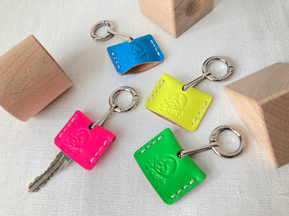 キーカバー〔丸カラビナ付き〕蛍光カラーヌメ革 ネオンカラー