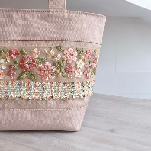 ☆さくらです☆ミニバラの刺繍　ハンドメイドのトートバッグとブックカバー ☆さくら様専用です☆ミニバラの刺繍 ハンドメイドのトート