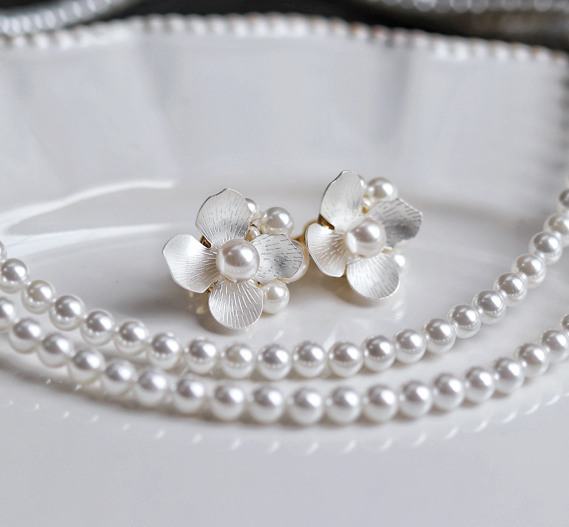 送料無料(３日以内発送) 2点セット・選べるネックレス＋白銀フラワーピアス(イヤリング)