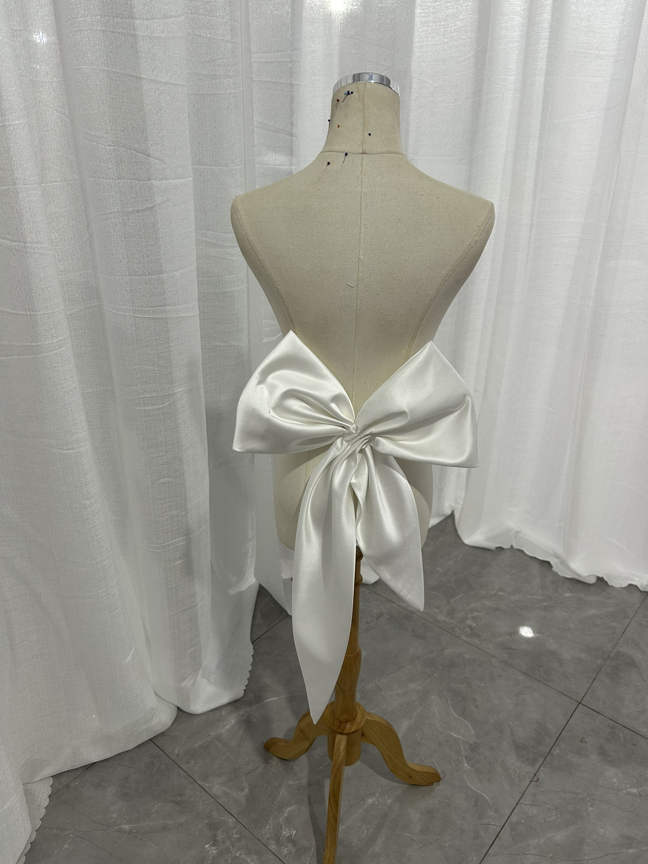 送料無料！取り外しバックリボン　ウエディングドレスアレンジ　　トレーン　帯モチーフ　スタイリッシュなバックスタイル