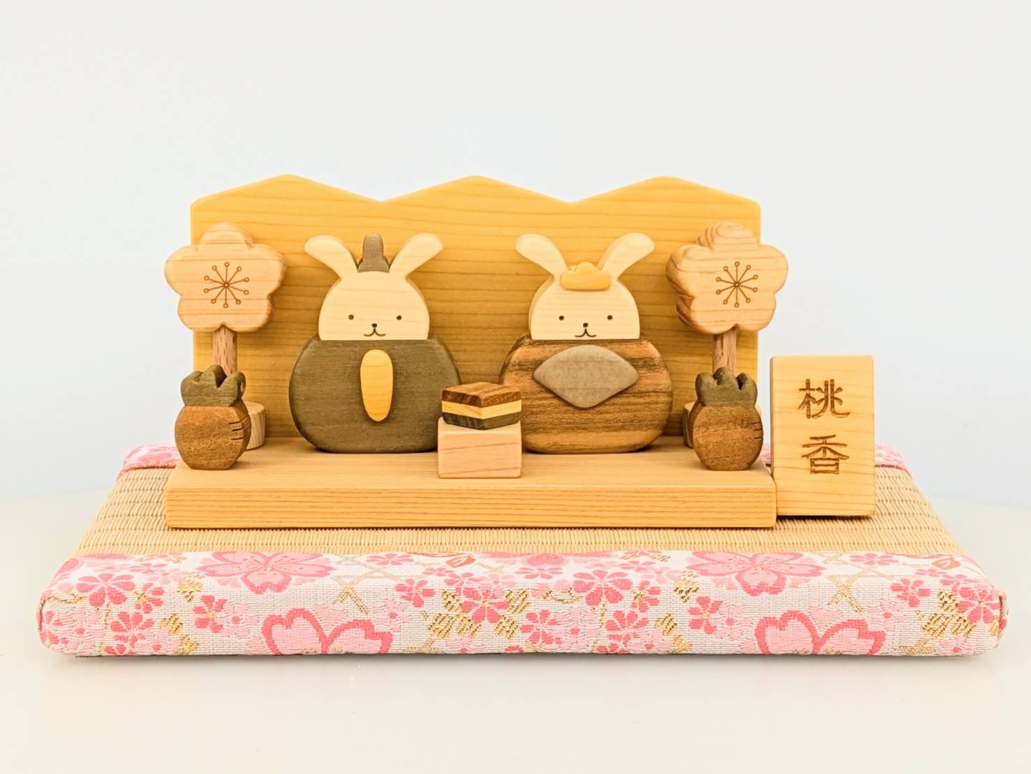 ひな人形  うさぎさん　ミニ畳付き　　自然の木の美しい色で作りました