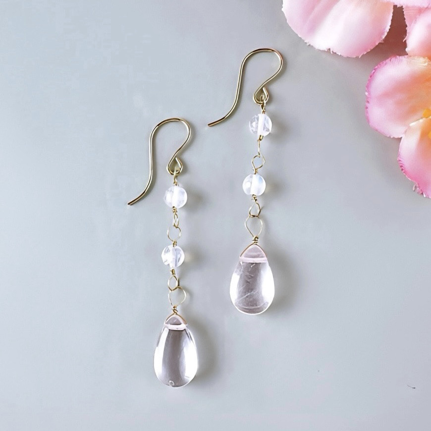 春色揺れるローズクォーツとレインボーム－ンストーンのピアス　14KGF