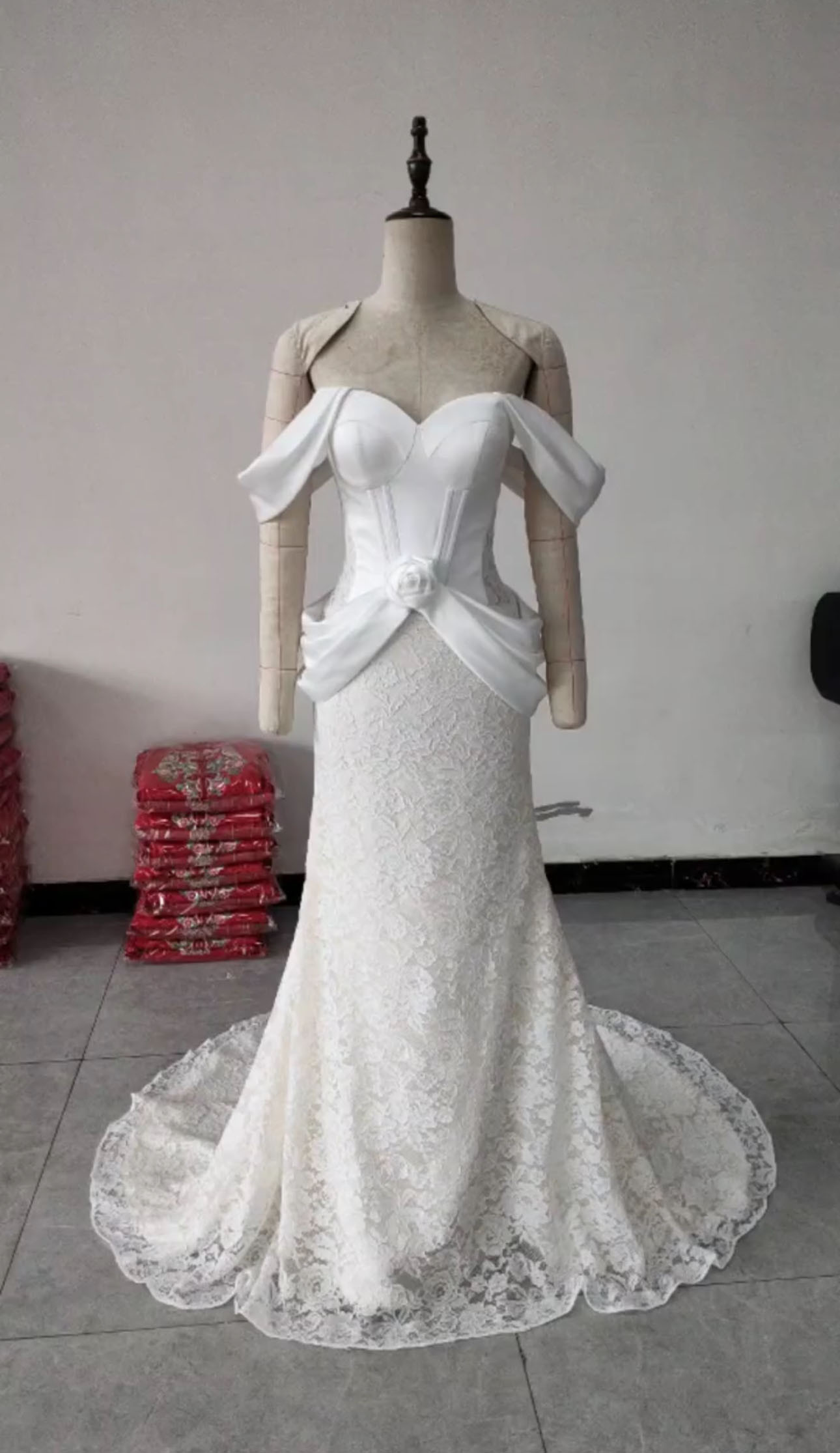 高評価続々！オフショルダー　二の腕カバー　繊細なレース　スレンダーライン　痩せて見える　上品パーディードレス演奏会卒業式