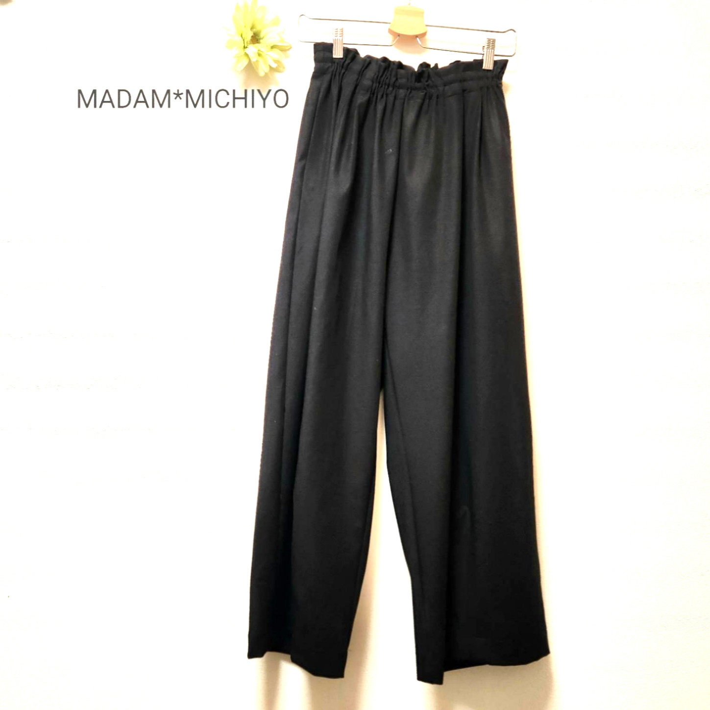 タック入りゆったりワイドパンツ    黒ストレッチ入りポリエステル素材