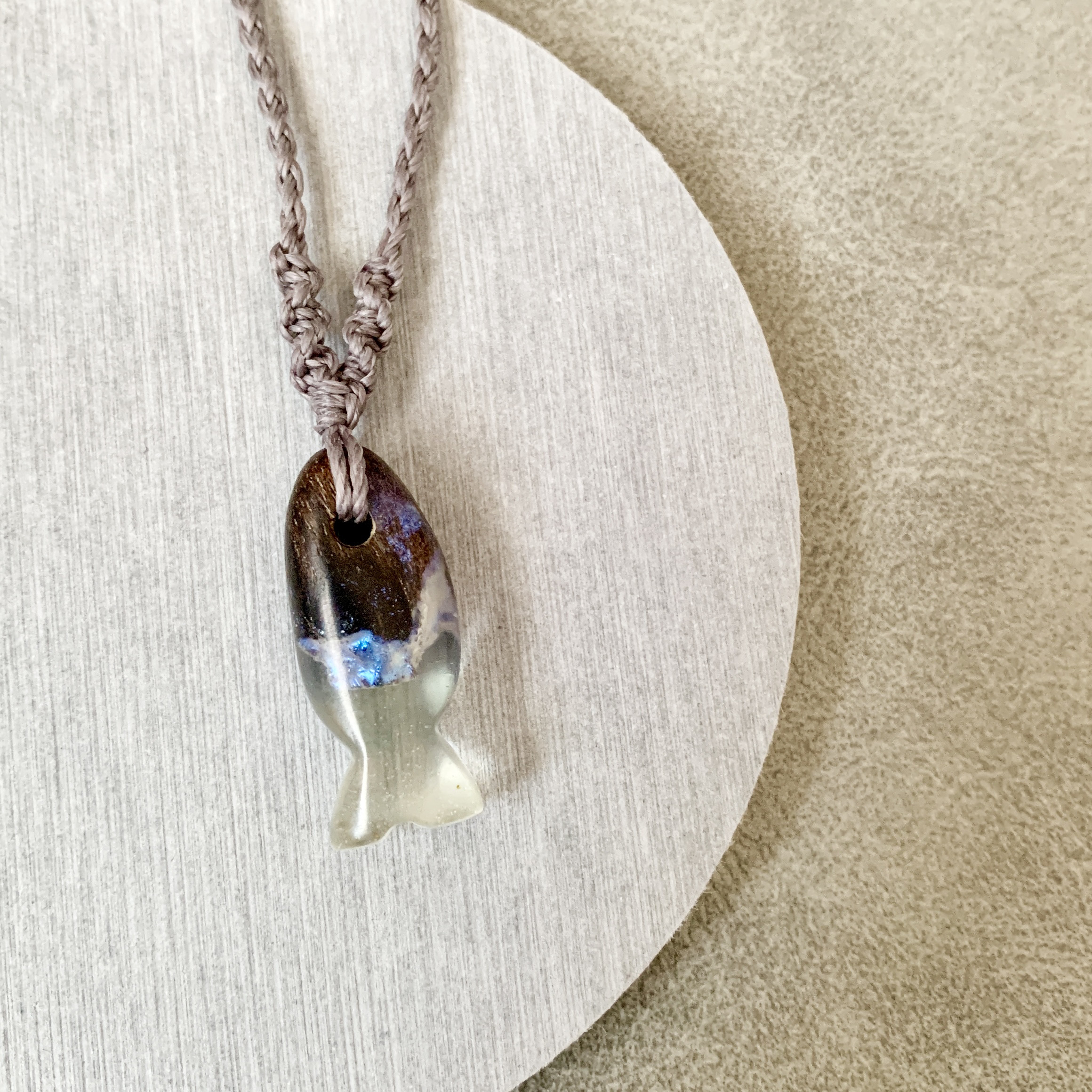 青ラメな魚 ウッドレジン マクラメネックレス