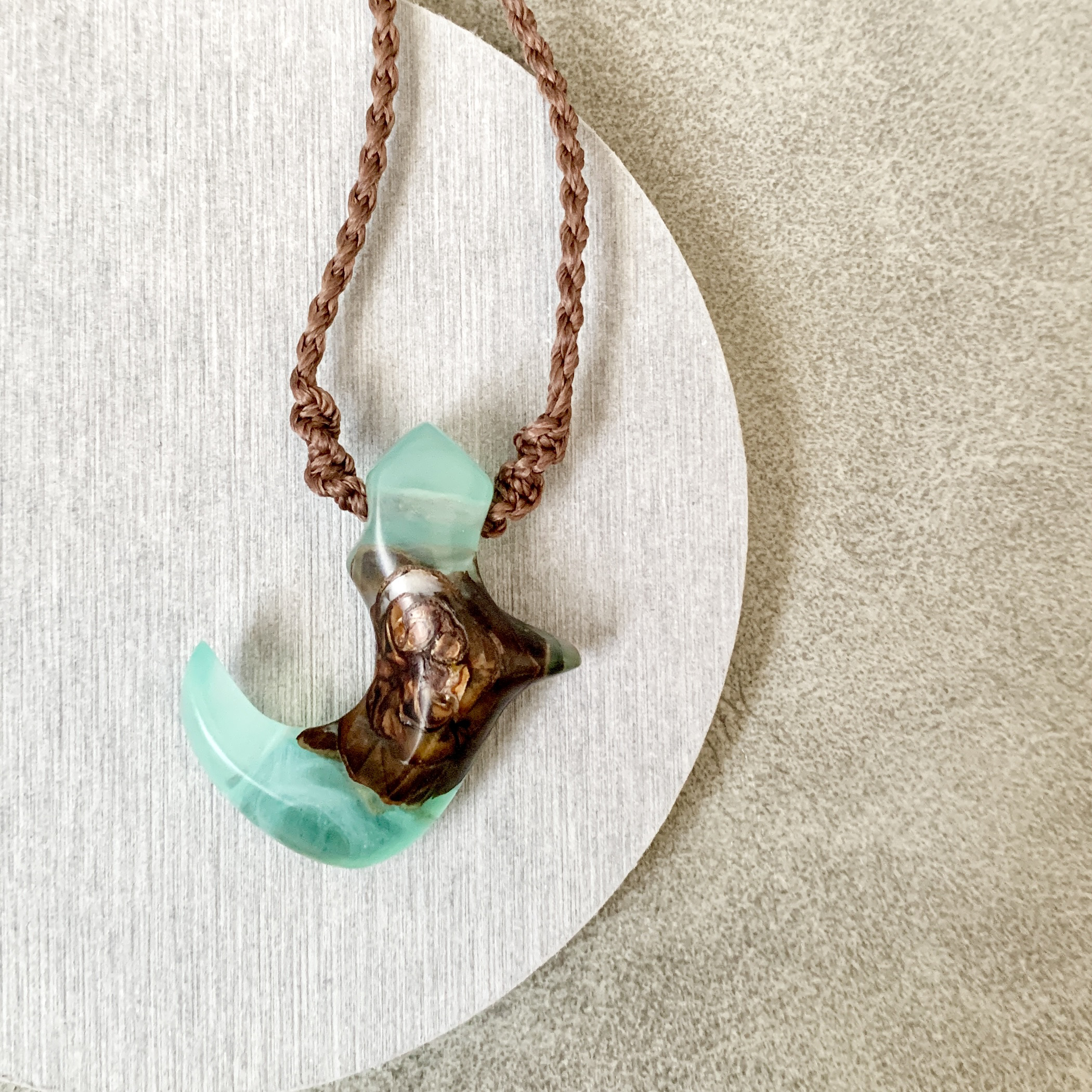 緑な釣り針 松ぼっくりレジン マクラメネックレス