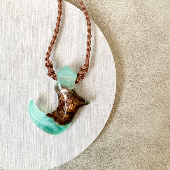 緑な釣り針 松ぼっくりレジン マクラメネックレス ネックレス