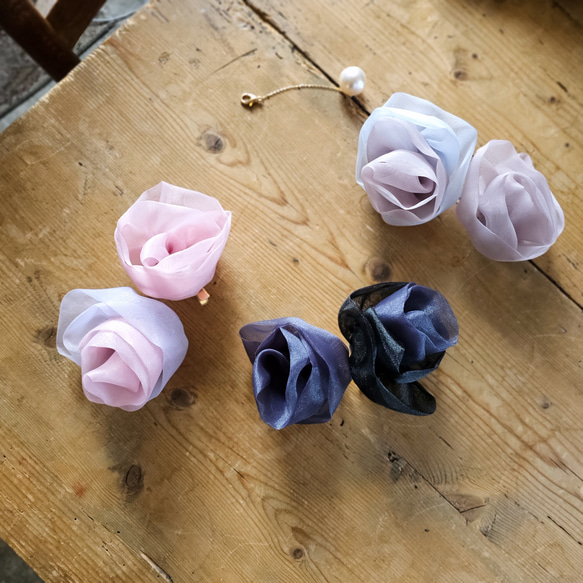 一對盛開的編織花朵胸花 | Heritage（米色） 第11張的照片