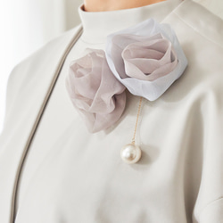 一對盛開的編織花朵胸花 | Heritage（米色） 第8張的照片