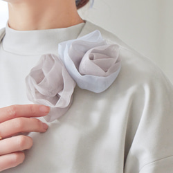 一對盛開的編織花朵胸花 | Heritage（米色） 第5張的照片