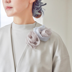 一對盛開的編織花朵胸花 | Heritage（米色） 第4張的照片