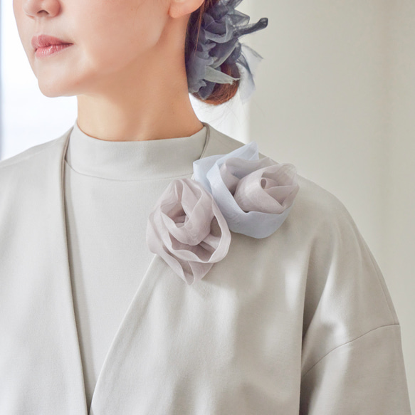 一對盛開的編織花朵胸花 | Heritage（米色） 第4張的照片