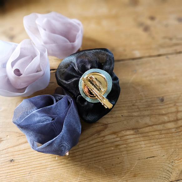 一對盛開的編織花朵胸花 | Heritage（米色） 第12張的照片