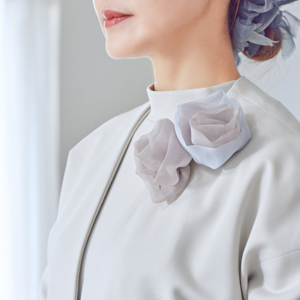 一對盛開的編織花朵胸花 | Heritage（米色） 第3張的照片