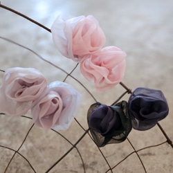 一對盛開的編織花朵胸花 | Heritage（米色） 第15張的照片