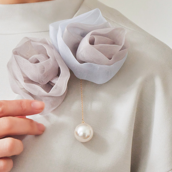 一對盛開的編織花朵胸花 | Heritage（米色） 第6張的照片