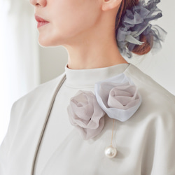 一對盛開的編織花朵胸花 | Heritage（米色） 第7張的照片