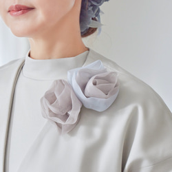 一對盛開的編織花朵胸花 | Heritage（米色） 第2張的照片