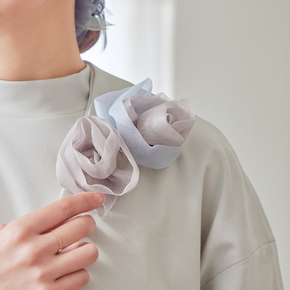 一對盛開的編織花朵胸花 | Heritage（米色） 第1張的照片