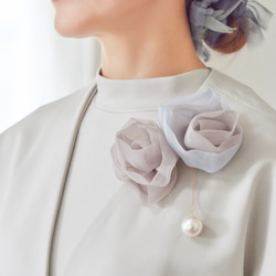 一對盛開的編織花朵胸花 | Heritage（米色） 第9張的照片