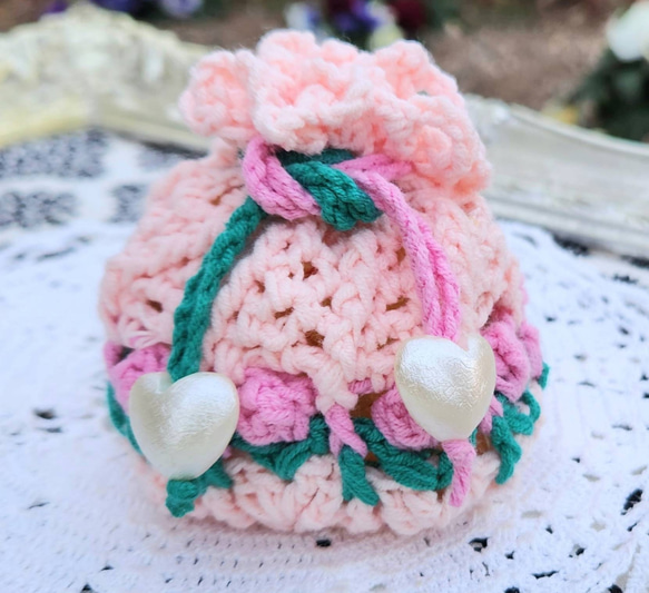 HOLIDAY ピンクのかぎ編み巾着袋 ❇お花畑の巾着ポーチ ピンク&緑 ハート・かぎ針編み 巾着袋 Flower
