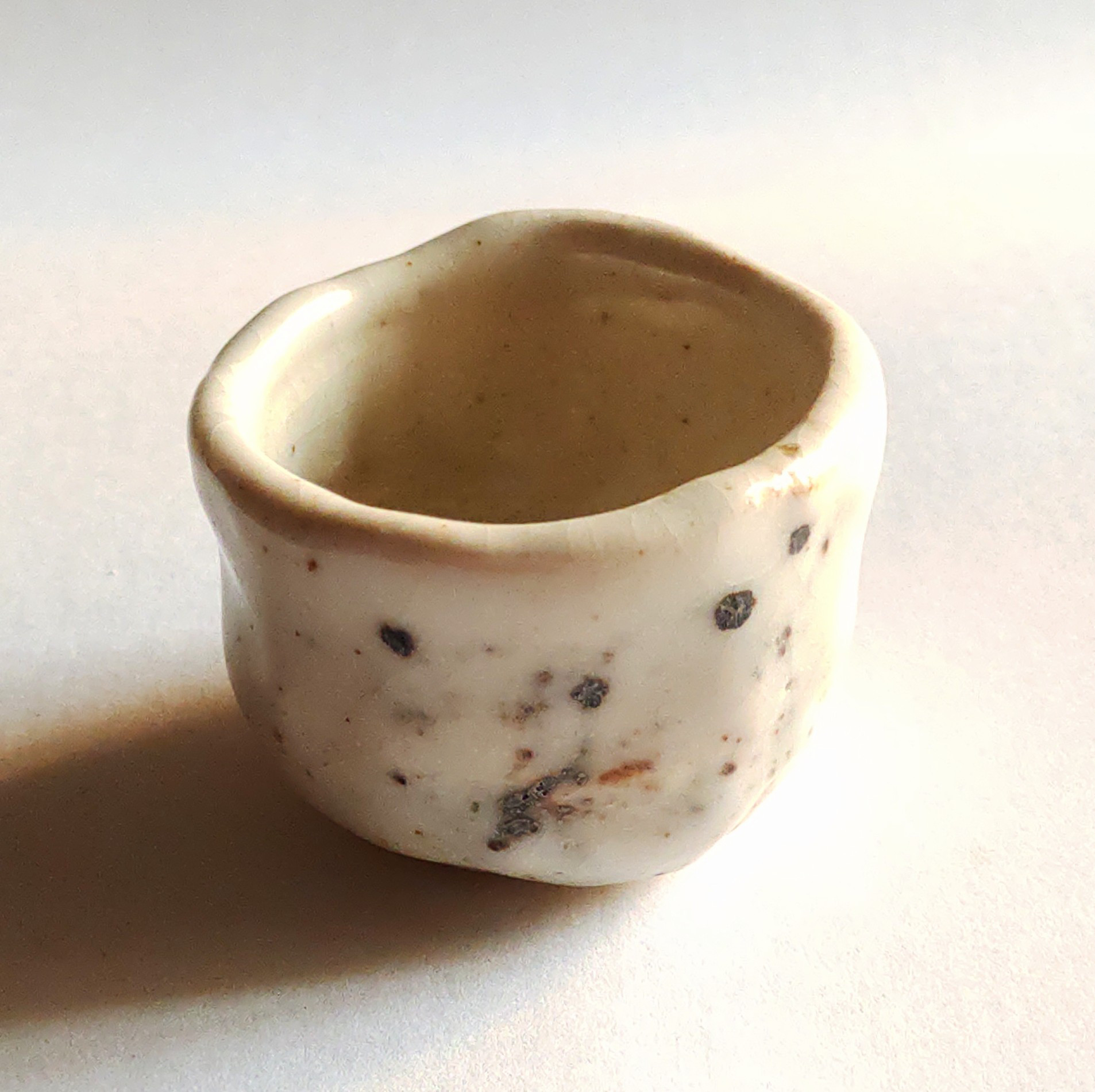 おちょこ（美濃焼ぐい呑み） 手になじむ鉄絵志野ぐいのみ 日本酒