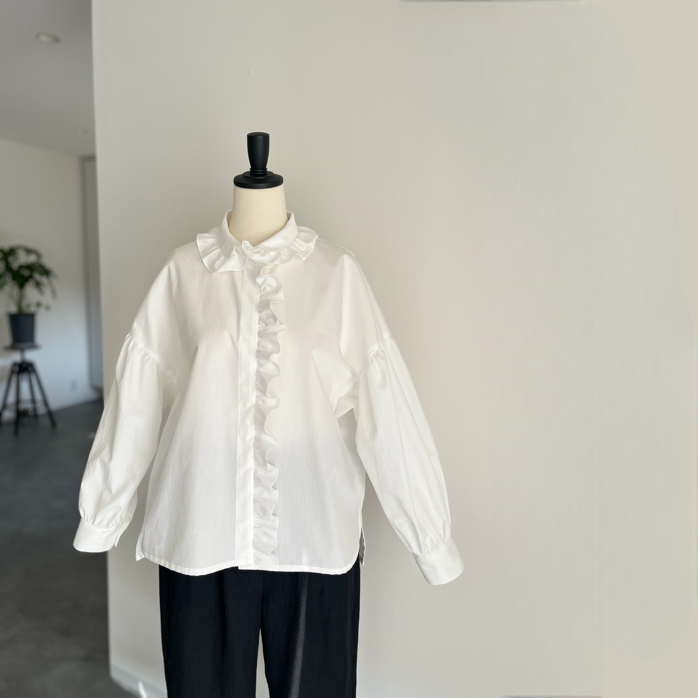 衿フリルギャザー　甘すぎないカジュアルなワイドブラウス