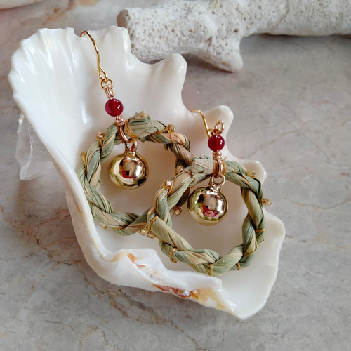 真菰リング＆鈴 ビーズ刺繍御守りピアスレッドアゲート 天然石マコモ