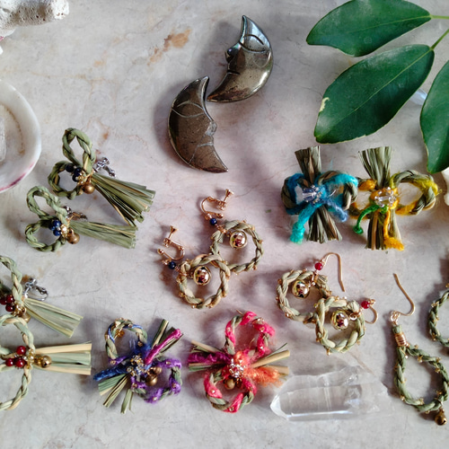 真菰＆ラピスラズリ◇ハートタッセルイヤリング 天然石＆鈴付きマコモ