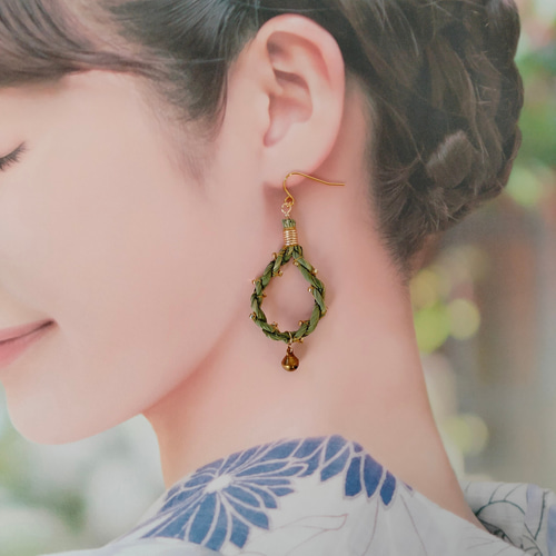 真菰雫ピアスゴールドビーズ刺繍 鈴付きマコモしずく型注連縄リング